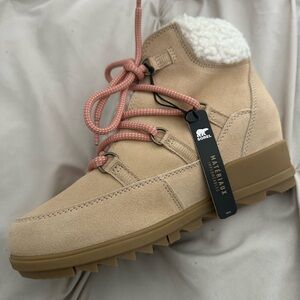 Sorel Women's Beige Boots with Coral Laces